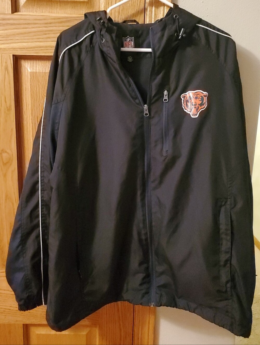Chicago Bears Men's Large Black & Navy NFL Football Hooded  Windbreaker Jacket